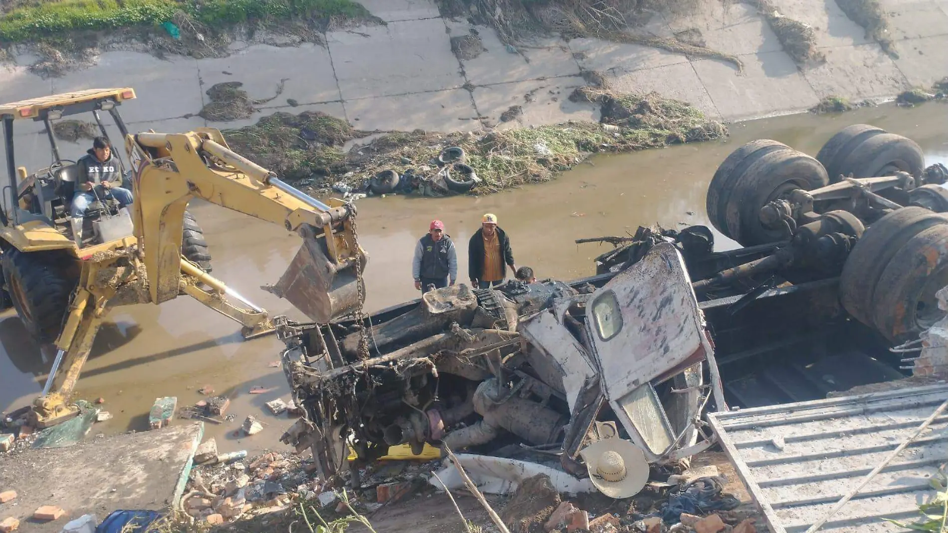 Conductor de camión de volteo se va al canal de Valsequillo y pierde la vida en Tecamachalco